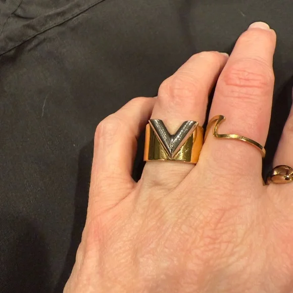 Louis Vuitton Essential V Ring Size 7/M - Picture 7 of 16